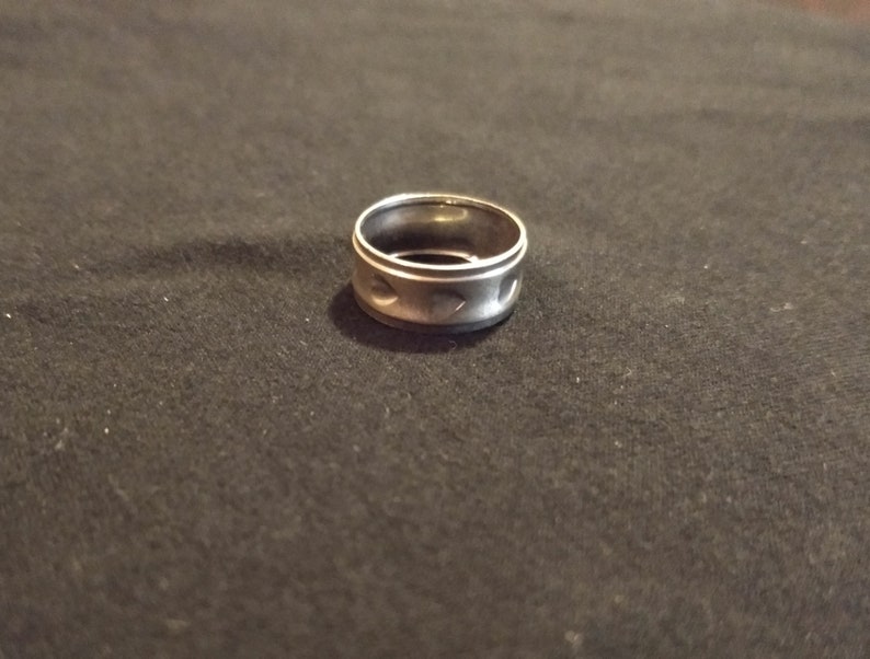 Sterling silver band ring with stamped heart design size 6
