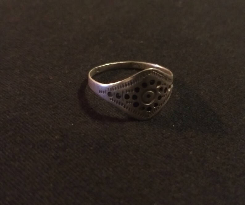 Stamped sterling silver ring with geometric circle pattern design vintage size 9