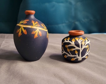 Set of 2 mini-vases dark blue with floral pattern 2 3/4"