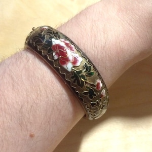 Cloisonne metal hinged bracelet with enameled flower pattern