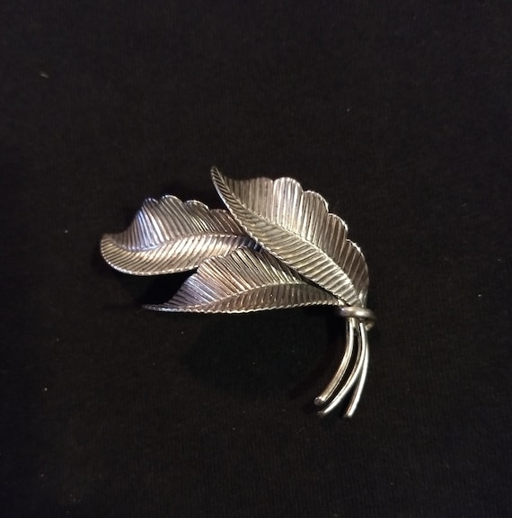 Sterling silver brooch shaped like feathers or lea