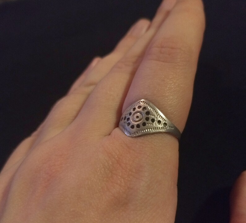 Stamped sterling silver ring with geometric circle pattern design vintage size 9