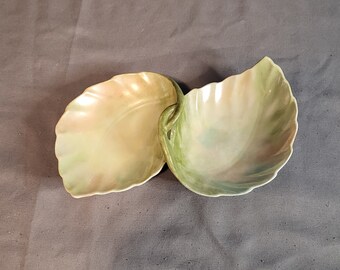 Small intertwining green leaves design dish with pearlescent finish
