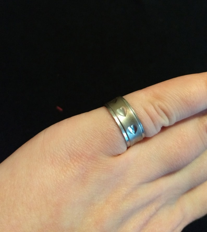 Sterling silver band ring with stamped heart design size 6