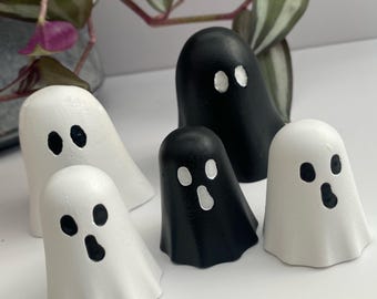 Handmade Ghost Figurines: Spooky Halloween Shelf Decor