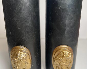 Un par de velas Trudon Cameo negras y doradas de 6 pulgadas.