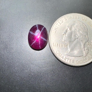 Cabujón de rubí estrella sintético; Cabujón suelto con asterismo de seis rayos (6,25 ct, 10 x 7 mm)