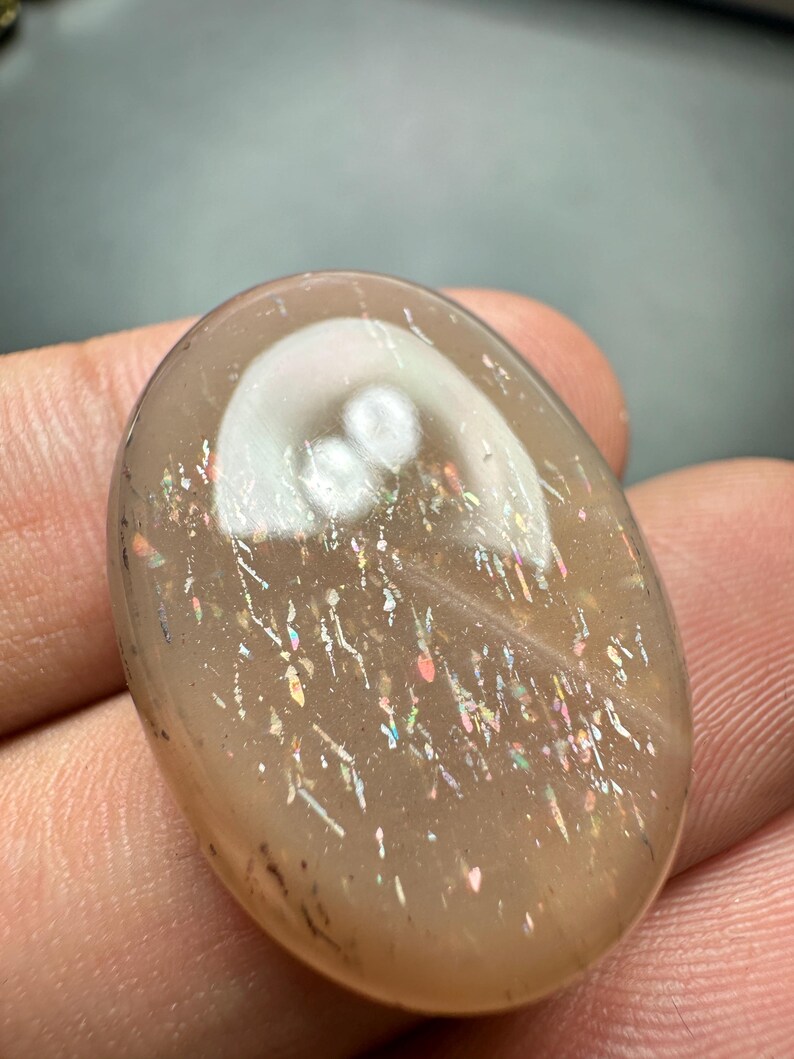 Zonnesteen cabochon met regenboogrooster; Ovale vorm met confettilijnen 28,45 kt (27 x 18 mm) afbeelding 2