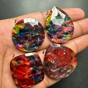 Cabochon double couleur ormeau rouge ; Cabochon lâche multicolore Flash