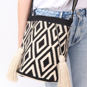 Bolso Wayuu Grande Negro y Beige / Bandolera Premium Tejida a Crochet / Colombia Craft / Carteras Étnicas / Bolsos Artesanales / Bolsos Tejidos / Mochila Wayuu