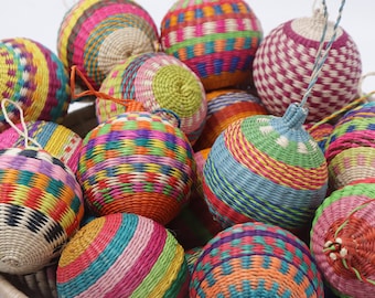 Boules de décoration tissées à la main en raphia/paille 100 % fait main - Édition colorée Taille moyenne