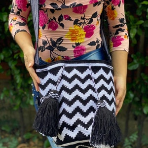 Mochila Wayuu Clásica Premium en Blanco y Negro - Grande con Borlas Especiales / Patrón: Ondas, Carteras Étnicas, Bolsos Artesanales, Bolsos Tejidos