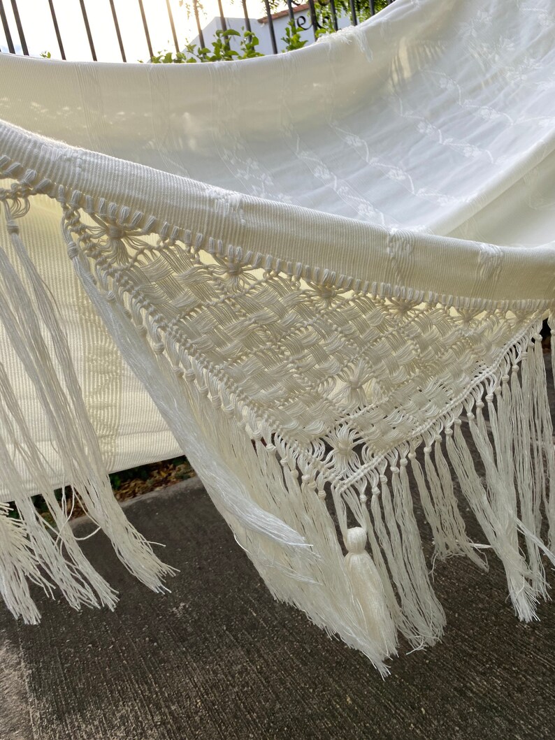 IndoorOutdoor Hammock with Macrame Tassels 160x160cm with strong Grip 100/% Handmade very durable fits 2 People Beige offwhite