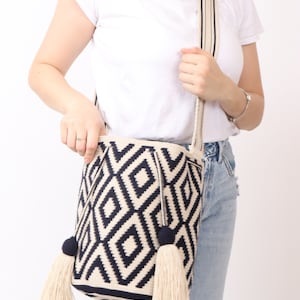 Bolso Wayuu Grande Beige y Negro / Bandolera Premium Tejido a Crochet, Bolsos Tejidos, Carteras Etnicas, Bolsos Artesanales, Artesania Colombiana, Mochilas Wayuu
