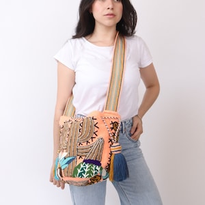 Mochila Wayuu con diseño de cactus pastel, bolso cruzado de mano, bolsos tejidos, bolsos tejidos a mano, carteras étnicas, bolsos artesanales, artesanía colombiana