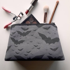 Trousse de maquillage gothique, Avec imprimé chauve-souris, Pochette zippée grise noire robuste, Fait main en coton, Grand sac à main à cosmétiques