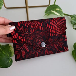 Cartera gótica pequeña con correa para la muñeca, Monedero con encaje de telaraña rojo y negro, Para efectivo o tarjetas, Forma de sobre plano, Con botón a presión