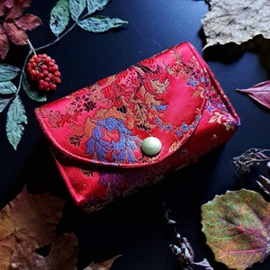 Porta tarocchi orientale, Borsa da gioco in broccato floreale, Realizzata a mano in raso rosso, Con bottone automatico in bronzo