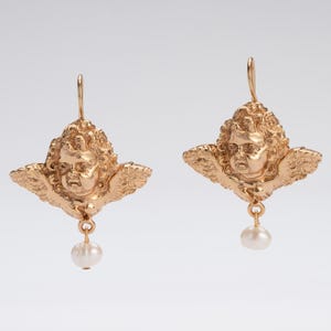 Orecchini pendenti donna con angeli, putti, cherubini. Con piccole perle di fiume. Orecchini barocchi in stile antico. Realizzati a mano in Italia.
