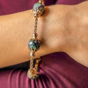 Bracelet en zoïsite rubis, bijoux en zoïsite, bracelet femme avec pierres vertes, bracelet en pierres semi-précieuses, bracelet en or jaune, sphères