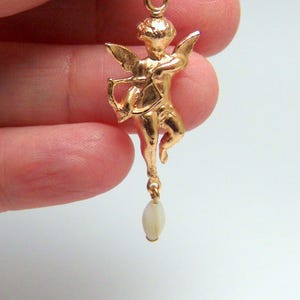 Splendidi Orecchini Angelo Cupido Freccia Oro Stile Barocco Pendenti con Perle di Fiume per un Look Elegante e Sofisticato, Fatti a Mano bild 3