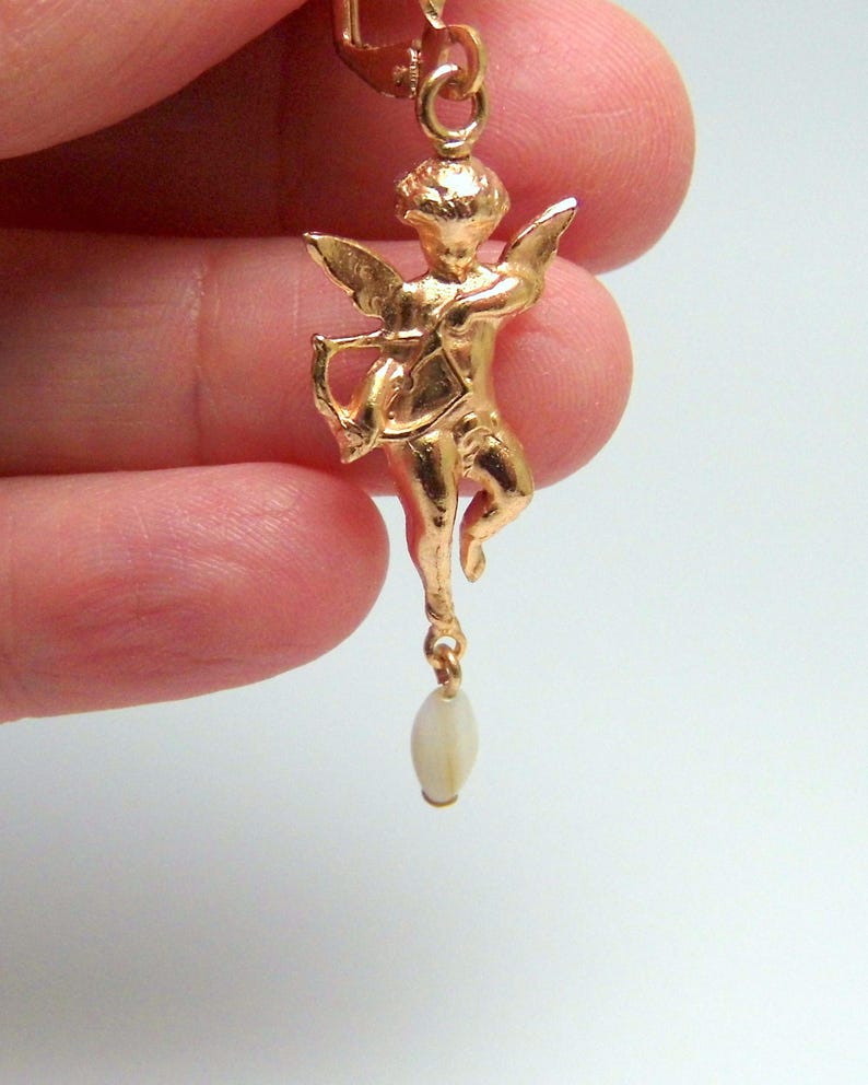 Splendidi Orecchini Angelo Cupido Freccia Oro Stile Barocco Pendenti con Perle di Fiume per un Look Elegante e Sofisticato, Fatti a Mano bild 3
