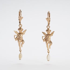 Orecchini lunghi con cupidi dorati con oro 14 KT e gocce di perle di fiume.