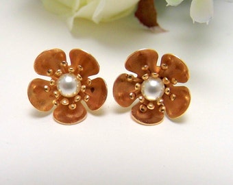 Gold flower earrings, earrings with flowers, pearl women's earrings, vintage lobe earrings, elegant earrings, golden earrings, petals