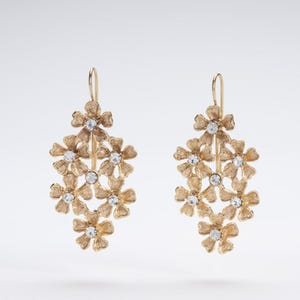Orecchini Margherita Crystal - Sfilata Milano 2025 - Fiori Scolpiti - Dorato Oro 14K - Gioiello Artigianale Italiano - Lusso Statement