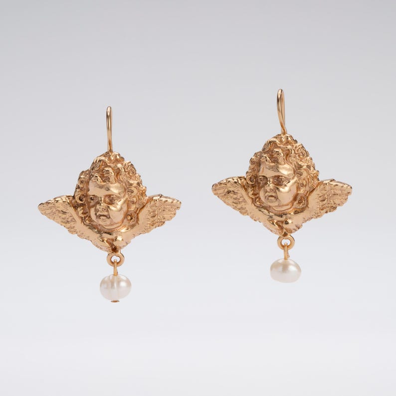 Orecchini pendenti donna con angeli, putti, cherubini. Con piccole perle di fiume. Orecchini barocchi in stile antico. Realizzati a mano in Italia.