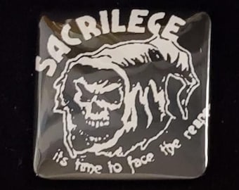 Insignia de botón cuadrada con el lema "Sacrilegio"