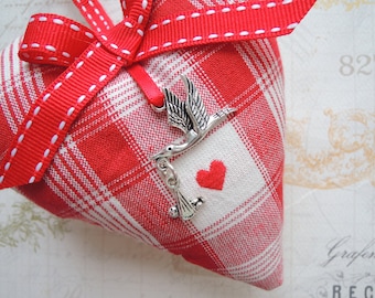 Decorative fabric heart to hang / An original idea to announce a birth!