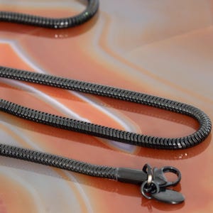 Cadena de acero inoxidable negro con forma de serpiente – Collar redondo para colgantes, disponible en varias longitudes y grosores.