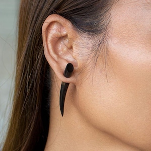 Piercing falso de orelha – Alargador falso feito de chifre preto – Brincos para furos de orelha padrão – Unissex