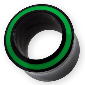 Könnte beinhalten: Schwarzer Ohrstecker mit einem grünen und schwarzen Ring am Rand.