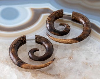 Faux Écarteur En Bois Boucle D'Oreille - Style Ethnique Spirale Tourbillon - 2,2 Cm - Fake Gauge Artisanal