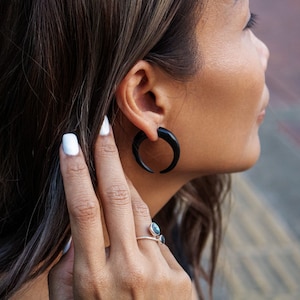 Faux piercing en forme de croissant de lune, corne de faucille, noir, avec bouchon à vis