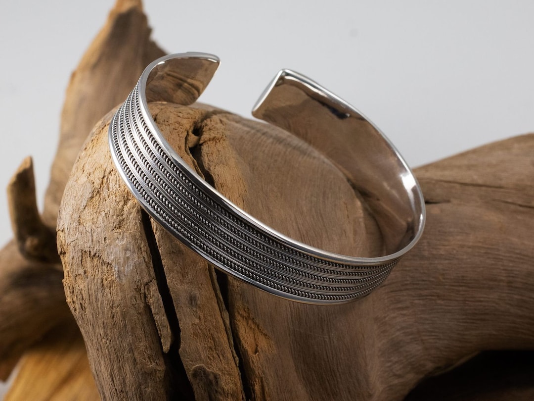 Bracciale Uomo Vichingo In Argento Sterling 925, Con Ciondolo Raffigurante Il Dio Odino E Cristallo. Un Gioiello Dal Design Robusto E Mitologico, Perfetto Per Chi Ama La Cultura Nordica E Vichinga. Realizzato In Argento Massiccio, Dettagli Curati, Chiusura Resistente. Regalo Ideale Per Appassionati Di Storia, Mitologia, O Per Un Look Maschile Deciso. Elegante E Significativo.