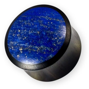Op de afbeelding: Een paar oorstekers van zwart hout met een blauwe lapis lazuli inleg.