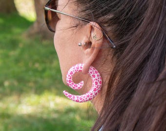 Acrylic Stretching Spiral with Pink Hearts– Ear Gauges 4–12 mm – Acrylic Taper Spirals