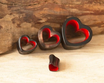 Flesh Tunnel Herz Heart, herzförmige Ohr Plugs bis 30mm, Horn Plug Ohrring schwarz rot Schmuck