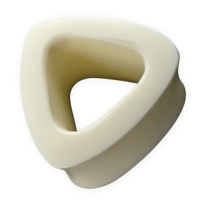 Op de afbeelding: Een witte, driehoekige oorplug met een glad, afgerond oppervlak en een groot, open gat in het midden.