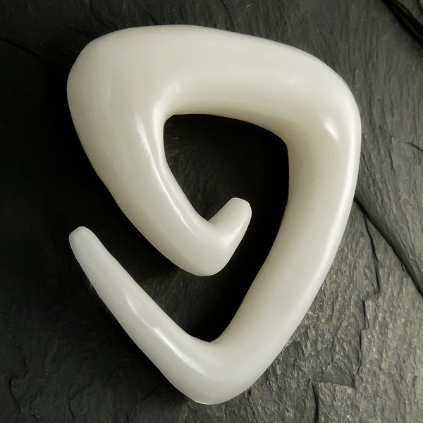 Dehnungssichel aus Büffelknochen - Eckige Spirale, Dehnspirale White Bone , Dehnschnecke aus Knochen weiss eckig