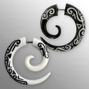 Fake Piercing Spirale Maori Tribal Ohrring Schraubverschluss Horn Hornohrring Knochen schwarz weiß