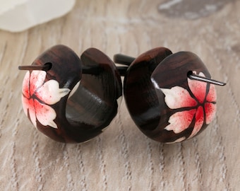 Kleine houten oorringen met hibiscusbloemen bloesemoorbellen