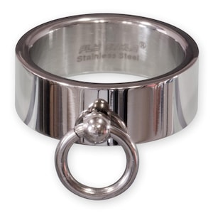 Puede incluir: Un anillo de acero inoxidable en tono plateado pulido con una banda ancha y lisa y un colgante circular tipo O-ring. El interior de la banda tiene grabado el texto FLY BIKE y Stainless Steel en una fuente clara y sin remates.