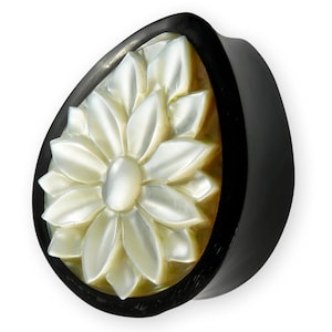 Droppformade öronproppar med pärlemor | Propp med pärlemorlotusblomma | Enstaka eller par | Svarta hornproppar upp till 23 mm
