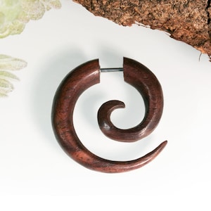 Holz Fake Piercing Spiralohrringe – Handgemachte Holzohrringe mit Schraubverschluss