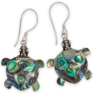 Könnte beinhalten: Sterling-Silber-Ohrringe mit einem Schildkröten-Design und einer Einlage aus Abalone-Muschel. Die Schildkröte ist ein beliebtes Symbol für Glück und Langlebigkeit.