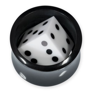 Könnte beinhalten: Schwarzer Holz-Ohrstecker mit einem weißen Würfel im Inneren. Der Würfel hat schwarze Punkte auf jeder Seite.